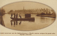 872322 Afbeelding van het 'primitieve' overzetveer over de Vaartsche Rijn bij de Jutfaseweg te Utrecht